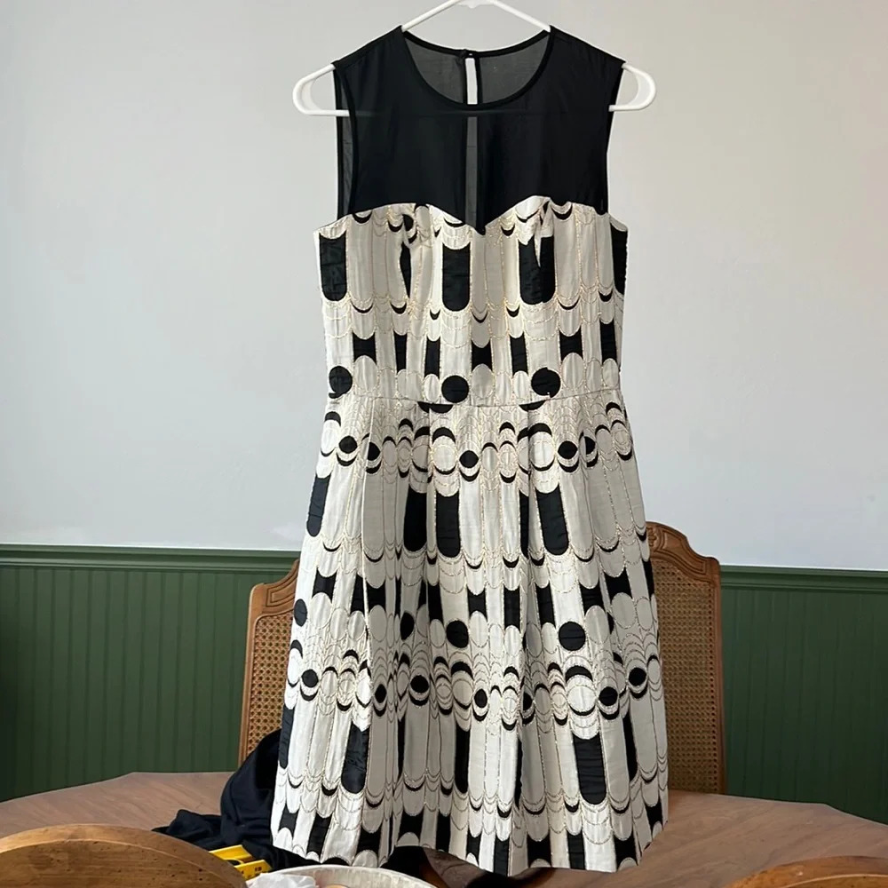 Trina Turk sleeveless A line dress with side pockets. EUC size 4 Women